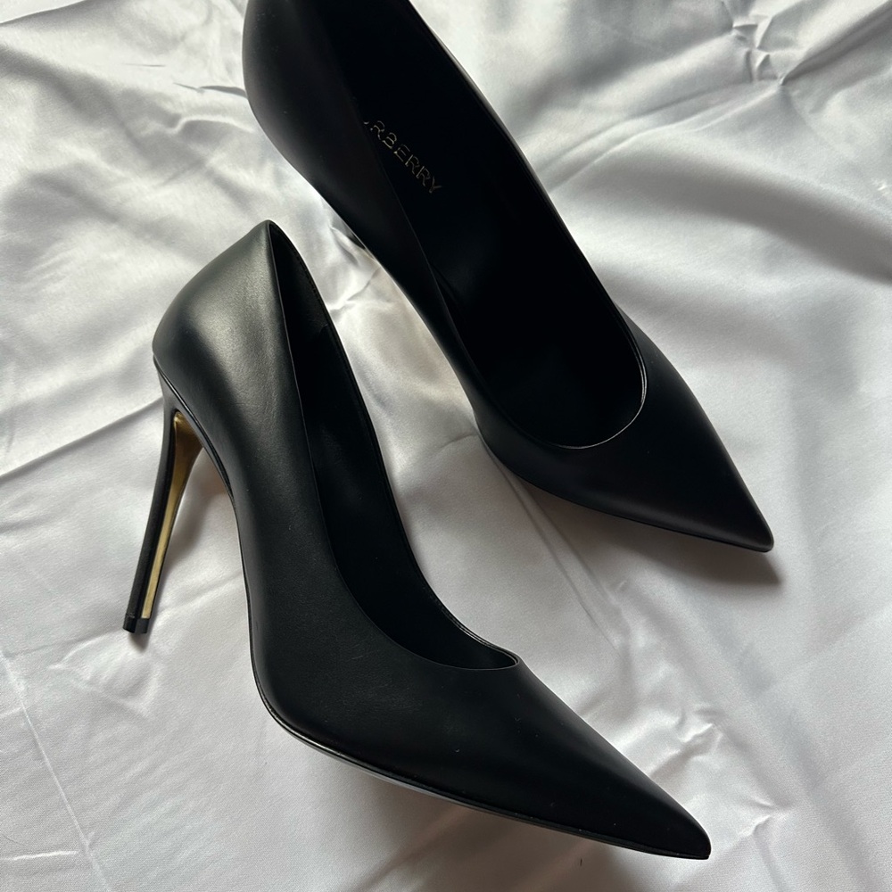 Burberry Classic Black Pointed Heels - Picture 2 of 4